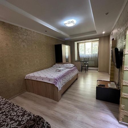 Turksib One-Room Apartment Opposite Almaty Airport מראה חיצוני תמונה